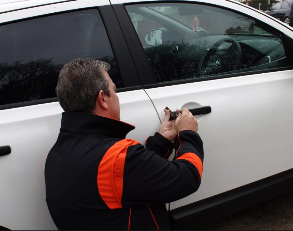 Срочное открытие дверей автомобиля в Чусовом