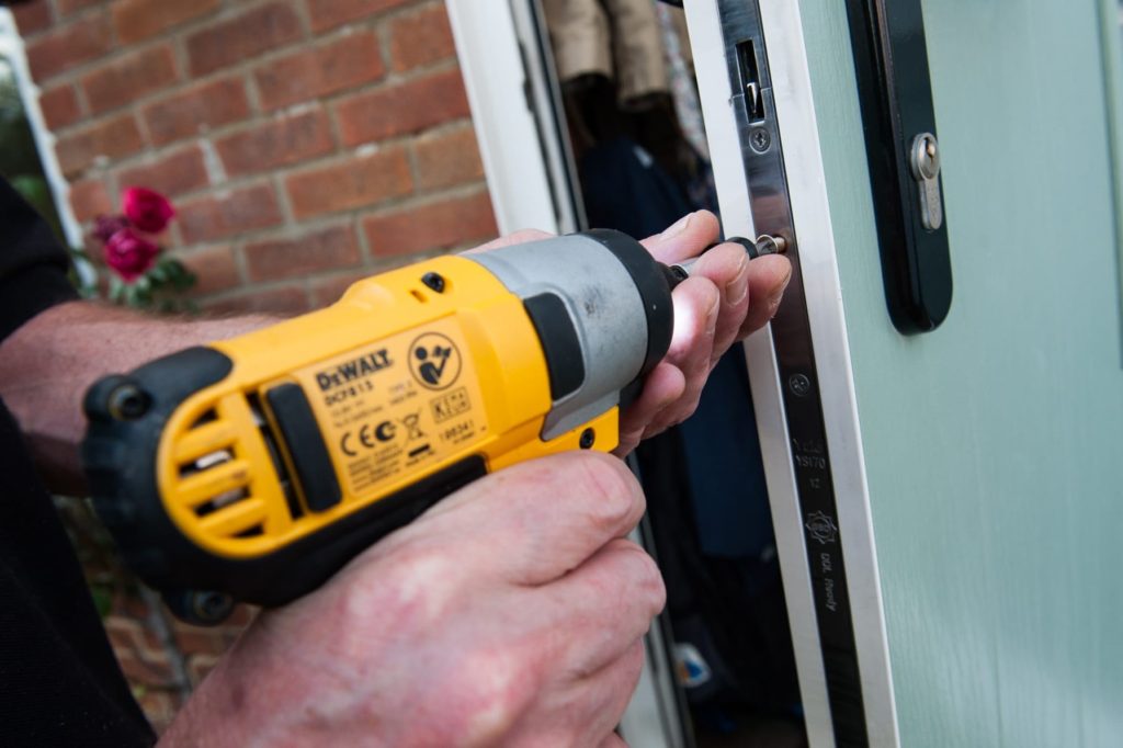 Установка накладных замков на входные двери с выездом в Чусовом